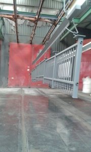 Traitement de surface d'un ensemble de grilles en acier