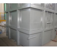 Grenaillage et couche primaire et couche de finition sur caisson
