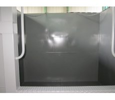 Grenaillage et couche primaire et couche de finition sur caisson