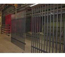 Grenaillage + 1 couche polyzinc + 1 thermolaquage sur grilles et poteaux